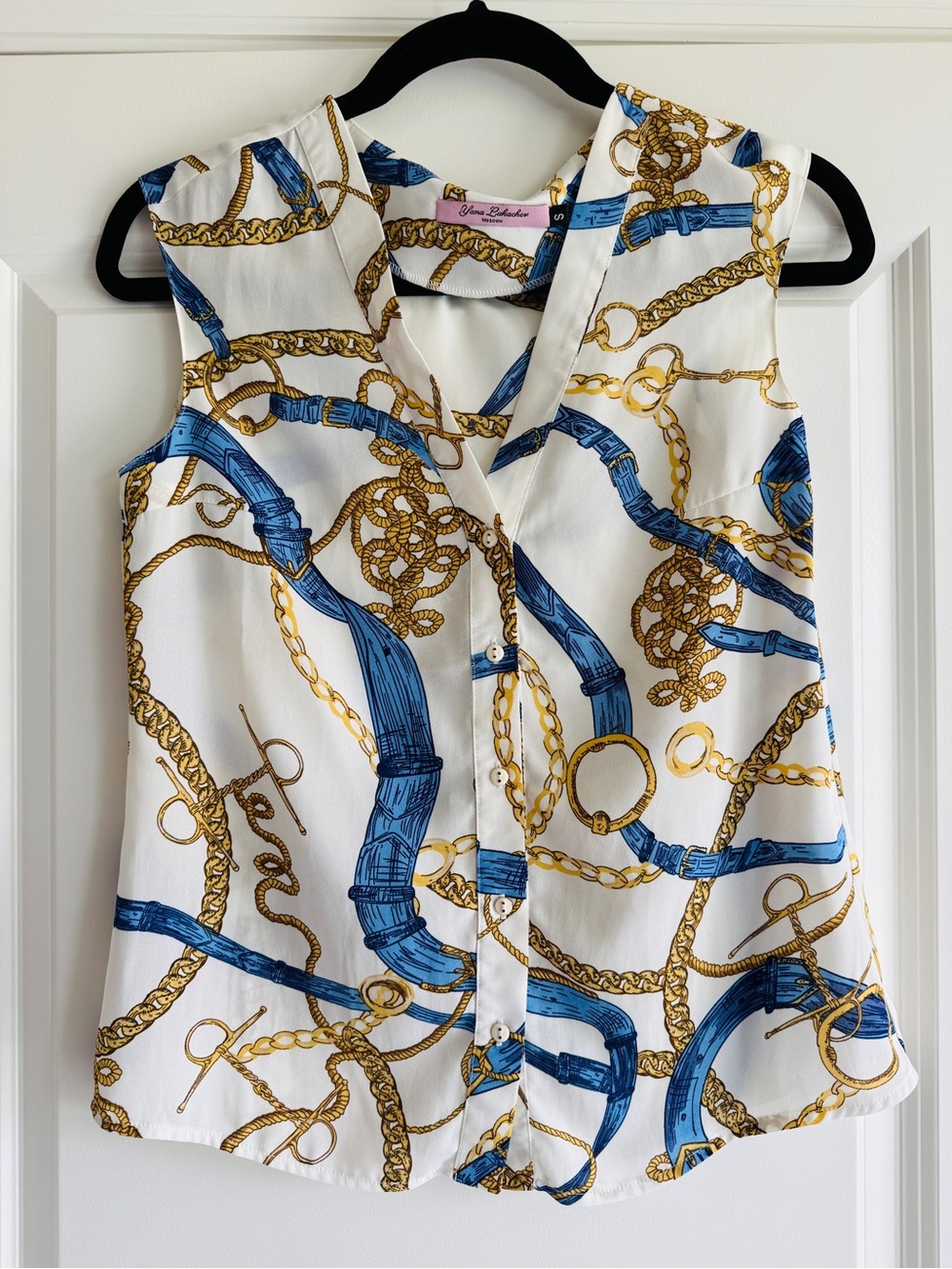 Sleeveless Chain-Print Button Front Blouse - White/Blue/Gold